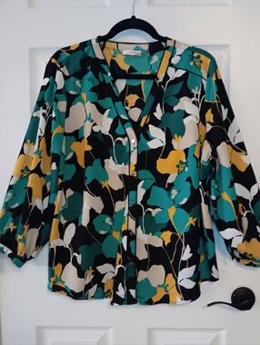 Calvin Klein Floral V-Neck Button Front 3/4 Sleeve Blouse